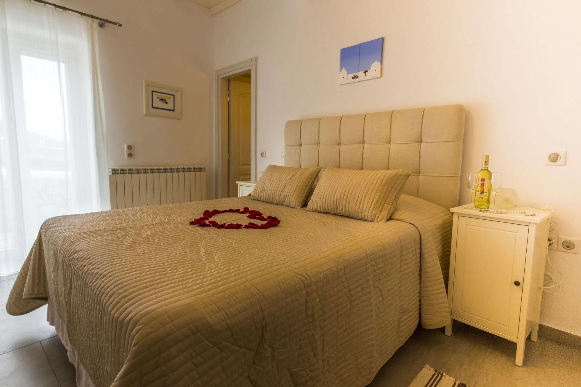 Lavish Suites Agios Ioannis Diakoftis Exteriör bild
